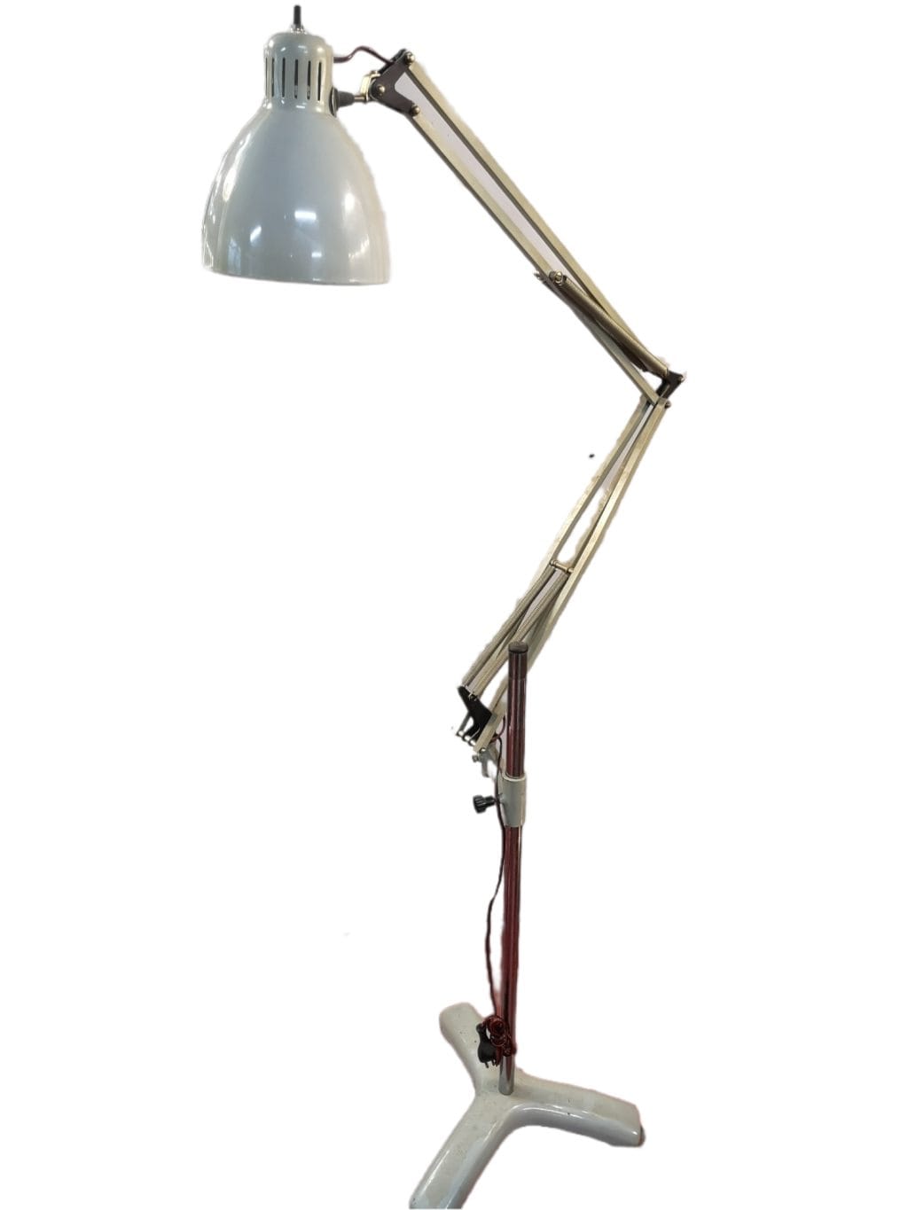 39720.jpg Lampada piantana in metallo vintage con rotelle e paralume smaltato