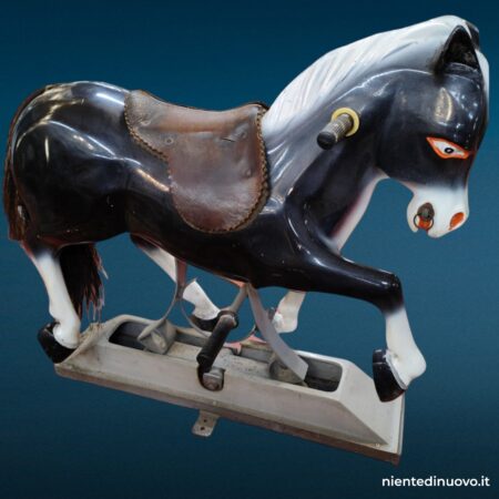 Vecchio cavallo da giostra in resina con sella in cuoio