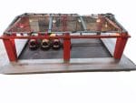 vecchio gioco autoscontro da Luna Park con piattaforma illuminata