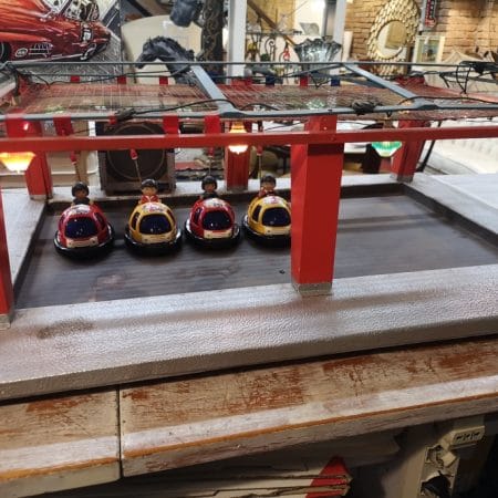 vecchio gioco autoscontro da Luna Park con piattaforma illuminata