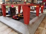 vecchio gioco autoscontro da Luna Park con piattaforma illuminata