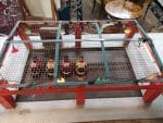 vecchio gioco autoscontro da Luna Park con piattaforma illuminata