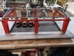 vecchio gioco autoscontro da Luna Park con piattaforma illuminata
