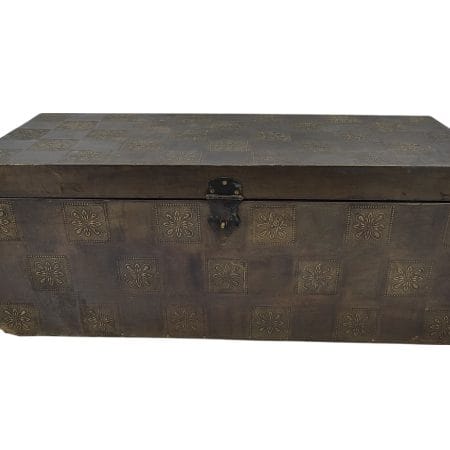 Baule in legno rivestito in lamina metallica con decorazioni sbalzate