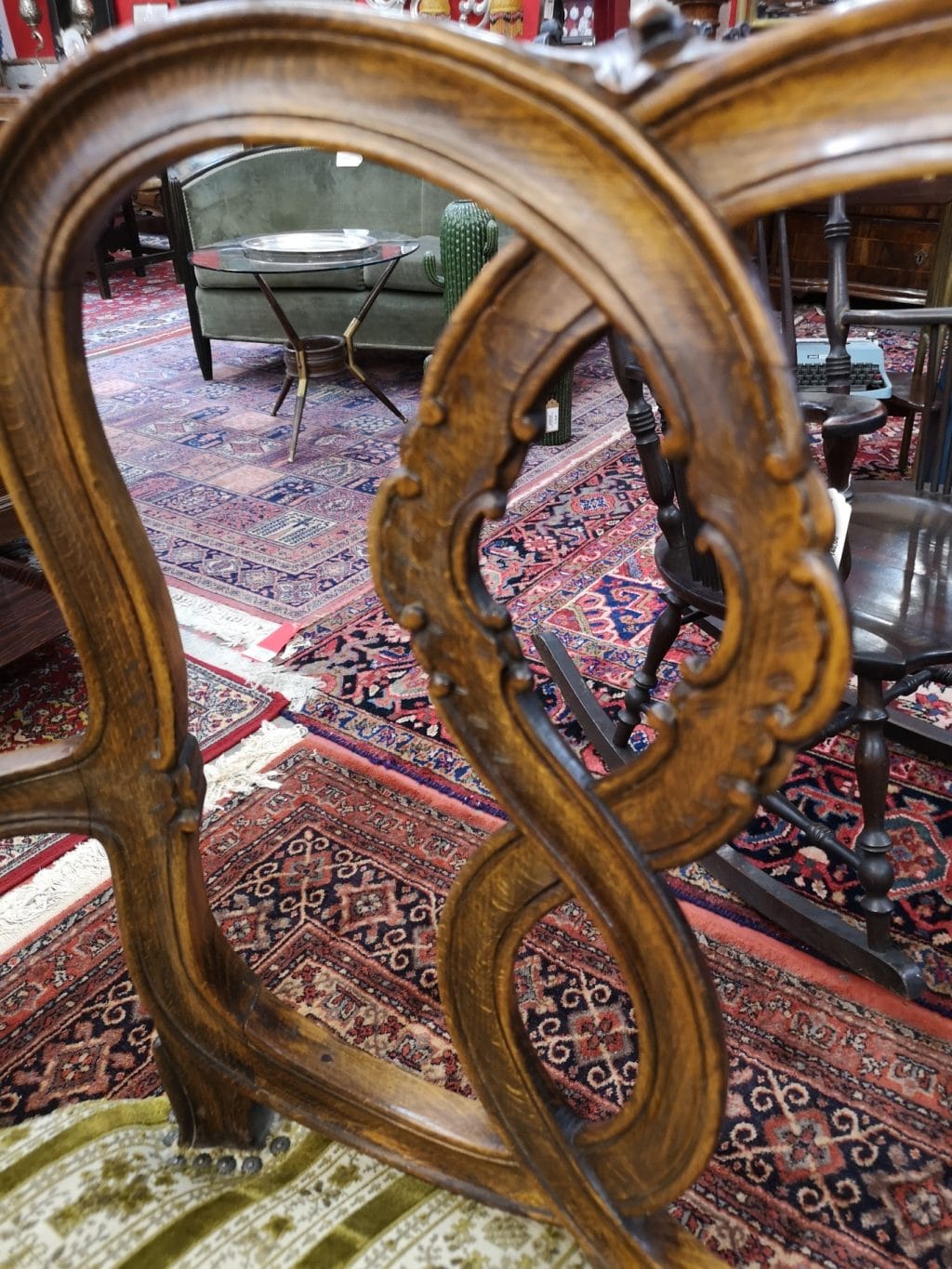 Divanetto Luigi XV in noce massello con seduta damascata, mobile d’epoca elegante