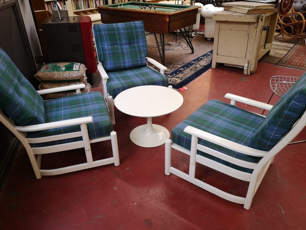 Poltroncina laccata anni ’70 in legno massello con cuscineria scozzese, altezza seduta 40 cm