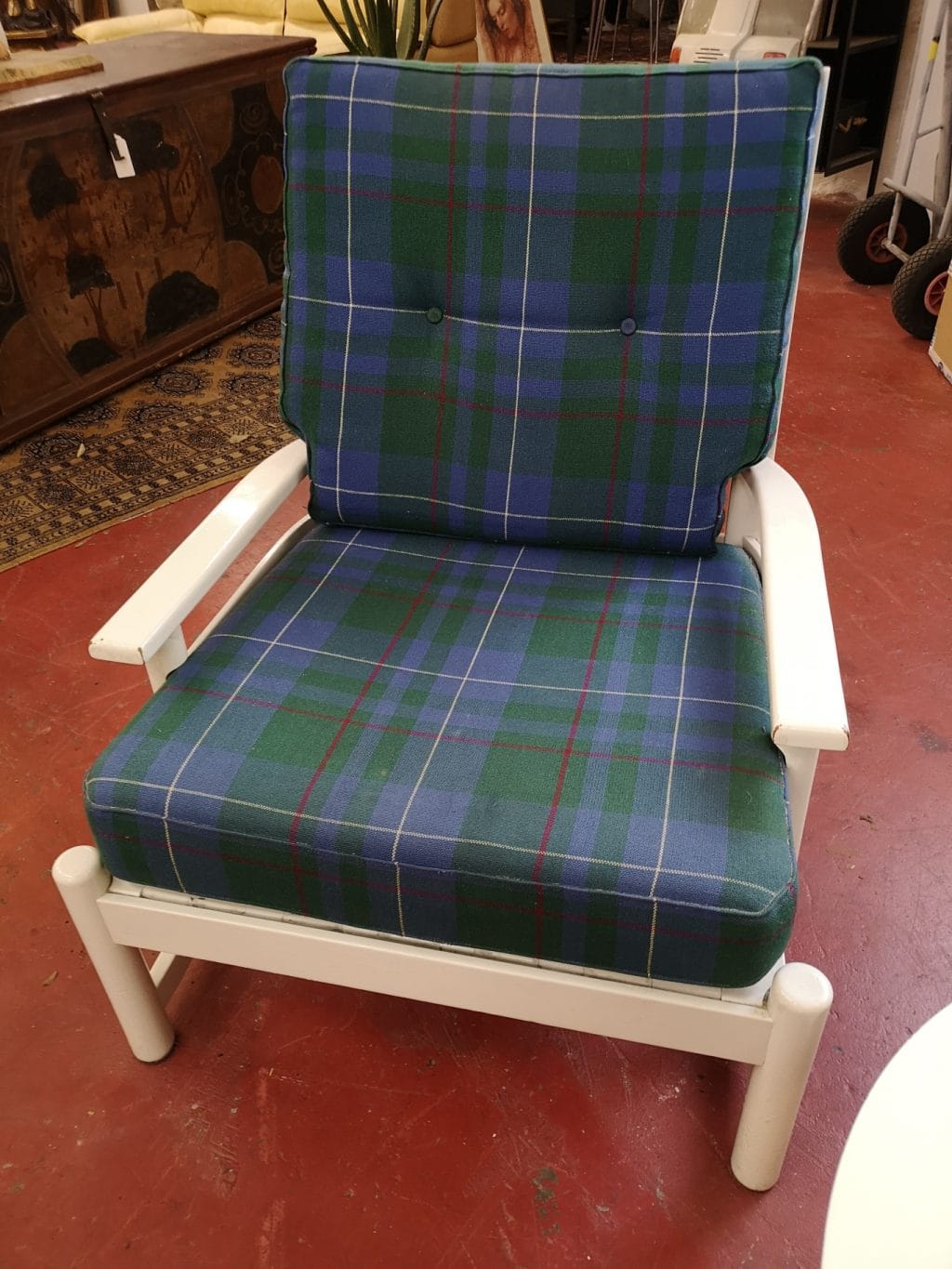 Poltroncina laccata anni ’70 in legno massello con cuscineria scozzese, altezza seduta 40 cm