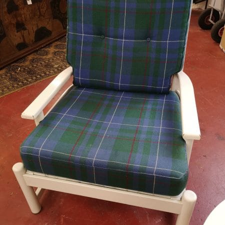 Poltroncina laccata anni ’70 in legno massello con cuscineria scozzese, altezza seduta 40 cm