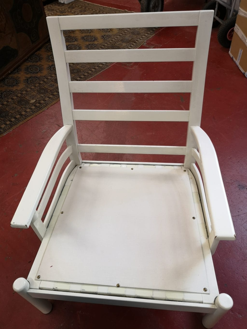 Poltroncina laccata anni ’70 in legno massello con cuscineria scozzese, altezza seduta 40 cm
