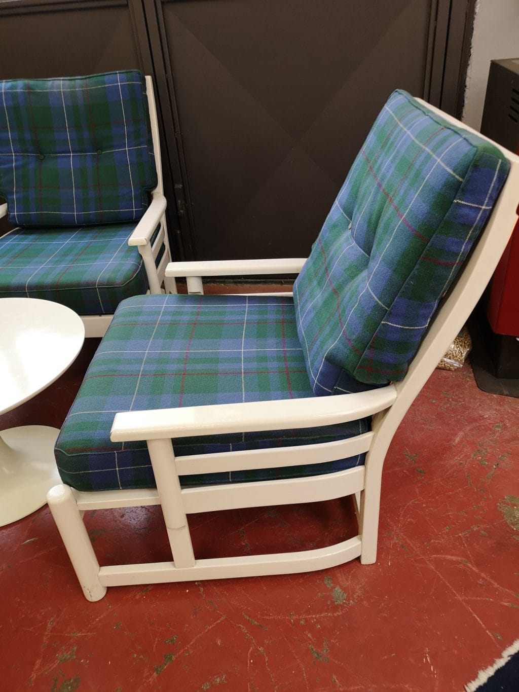 Poltroncina laccata anni ’70 in legno massello con cuscineria scozzese, altezza seduta 40 cm