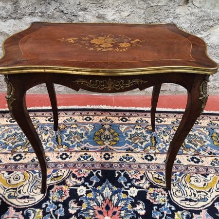 Tavolino intarsiato francese con bronzi, databile 1870 circa