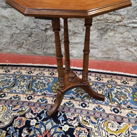 Tavolino con piano intarsiato ottagonale