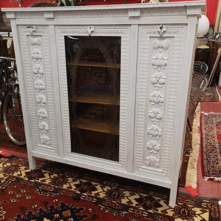 Credenza vetrina anni 30 decapata in bianco, 3 ante con ripiani regolabili