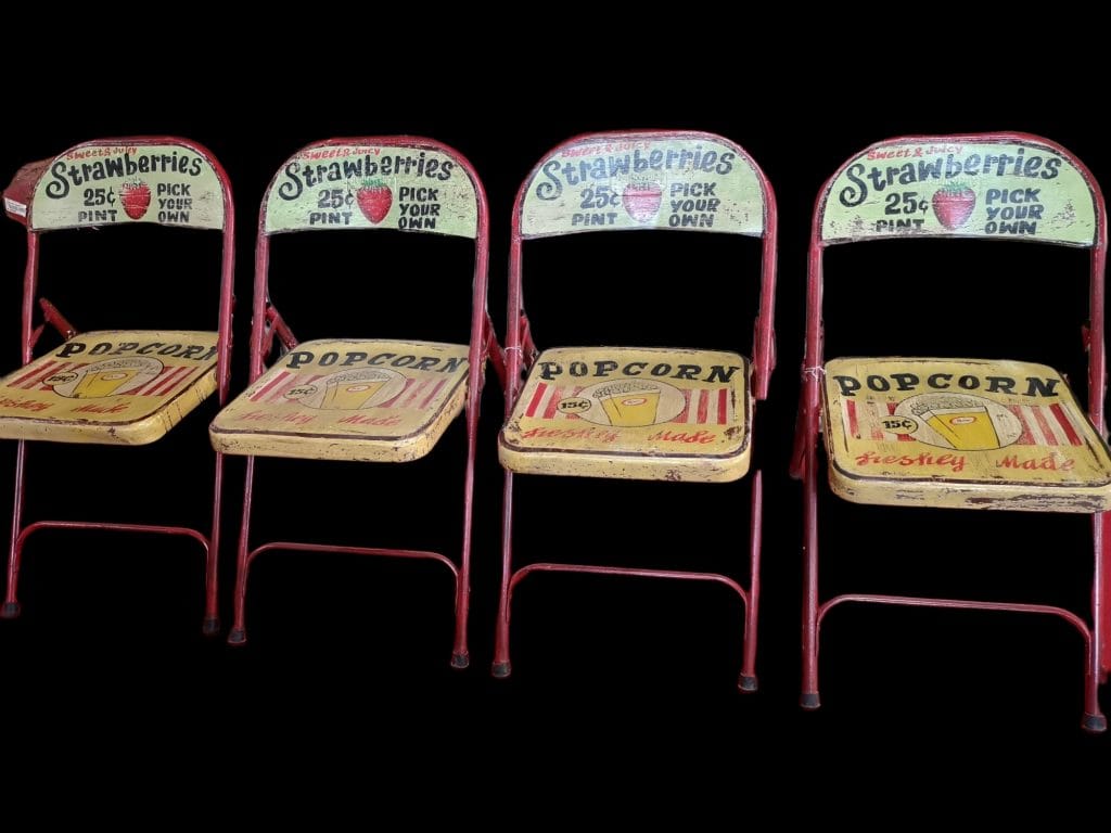 Sedia in metallo pieghevole vintage decorata con motivi pubblicitari
