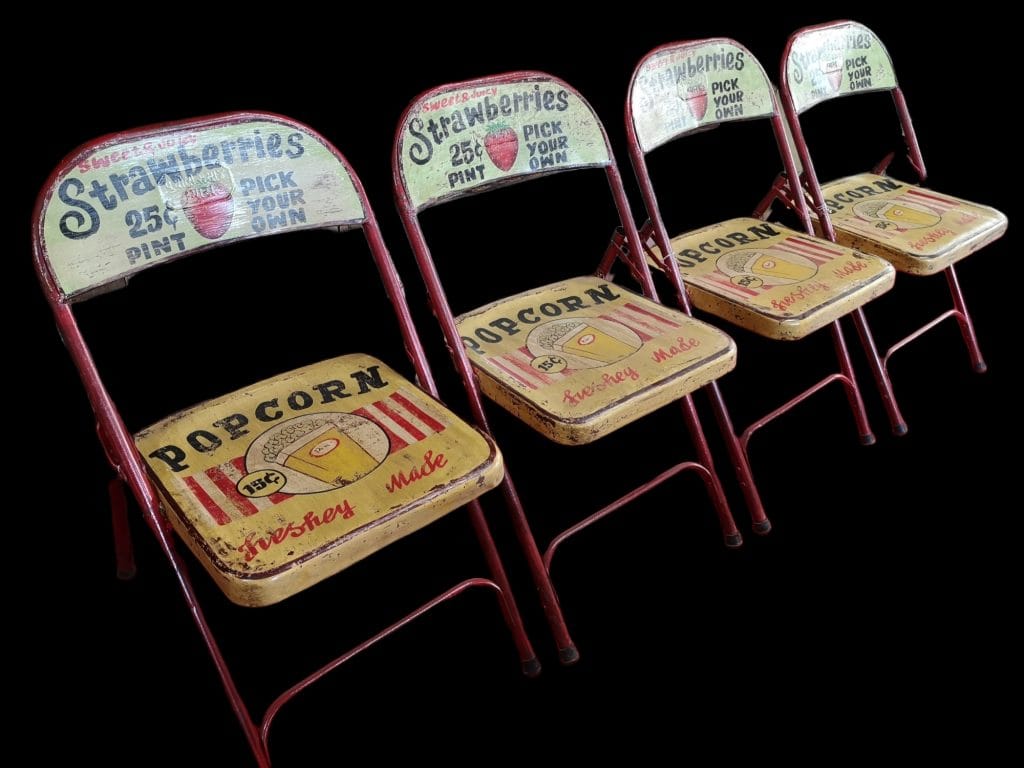 Sedia in metallo pieghevole vintage decorata con motivi pubblicitari