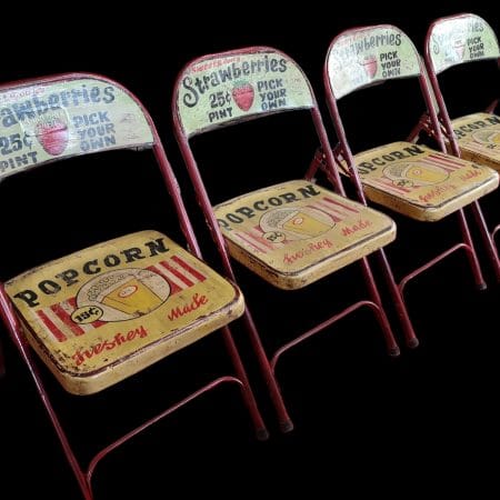 Sedia in metallo pieghevole vintage decorata con motivi pubblicitari