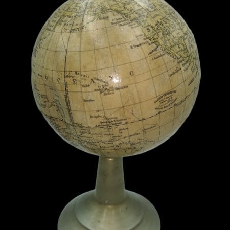 Vecchio mappamondo metallico da scrivania con base in alluminio e sfera ammaccata