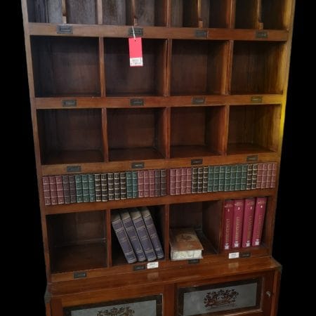 Mobile libreria inglese in teck con cassetti e ante scorrevoli