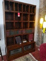 9002272_1.jpg Mobile libreria inglese in teck con cassetti e ante scorrevoli