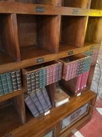 9002272_4.jpg Mobile libreria inglese in teck con cassetti e ante scorrevoli