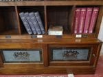 9002272_5.jpg Mobile libreria inglese in teck con cassetti e ante scorrevoli