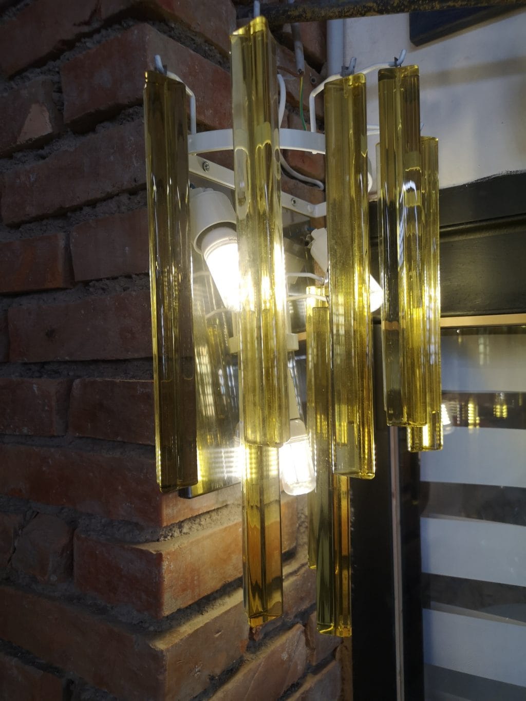 Applique Murano con triedri color ambra in stile Venini su base cromata con tre portalampade