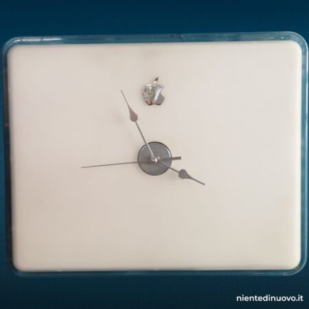 Orologio da muro ricavato da iMac G4