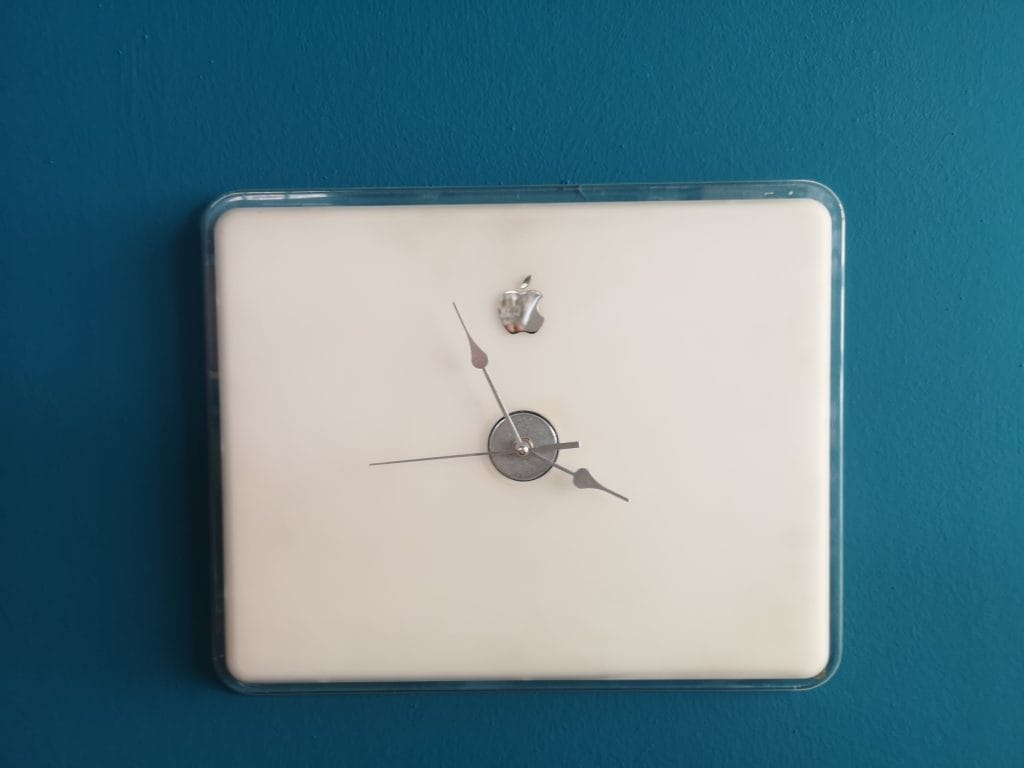 Orologio da muro Apple Watch artigianale con logo mela lucida su fondo bianco