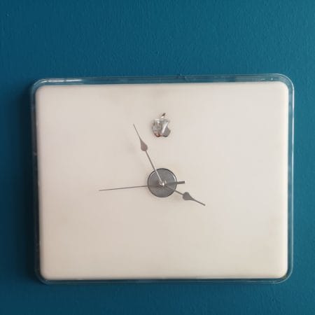 Orologio da muro Apple Watch artigianale con logo mela lucida su fondo bianco
