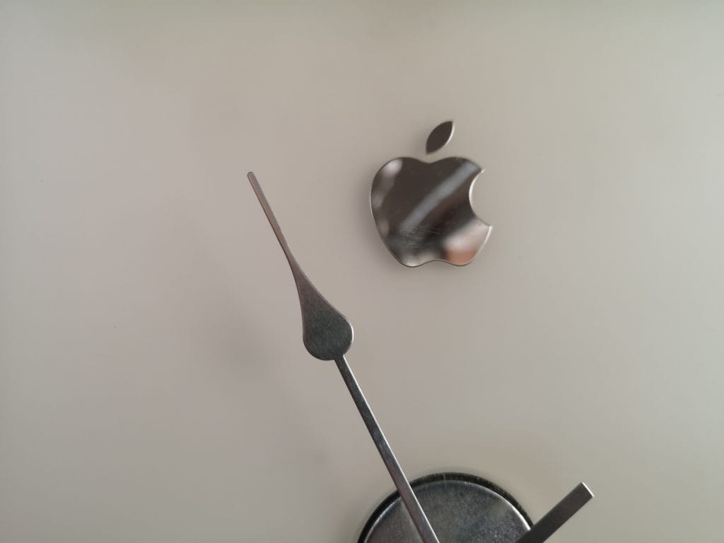 Orologio da muro Apple Watch artigianale con logo mela lucida su fondo bianco