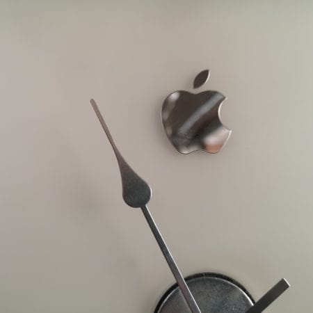 Orologio da muro Apple Watch artigianale con logo mela lucida su fondo bianco