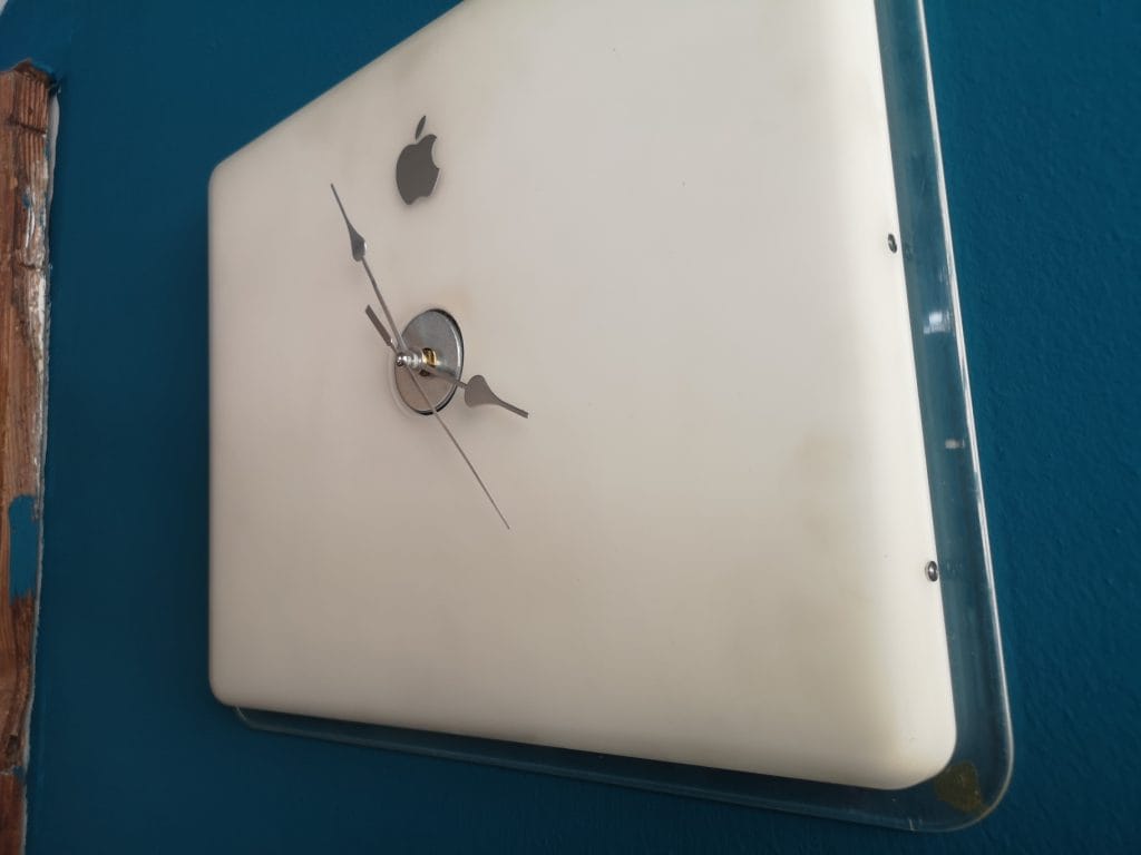 Orologio da muro Apple Watch artigianale con logo mela lucida su fondo bianco