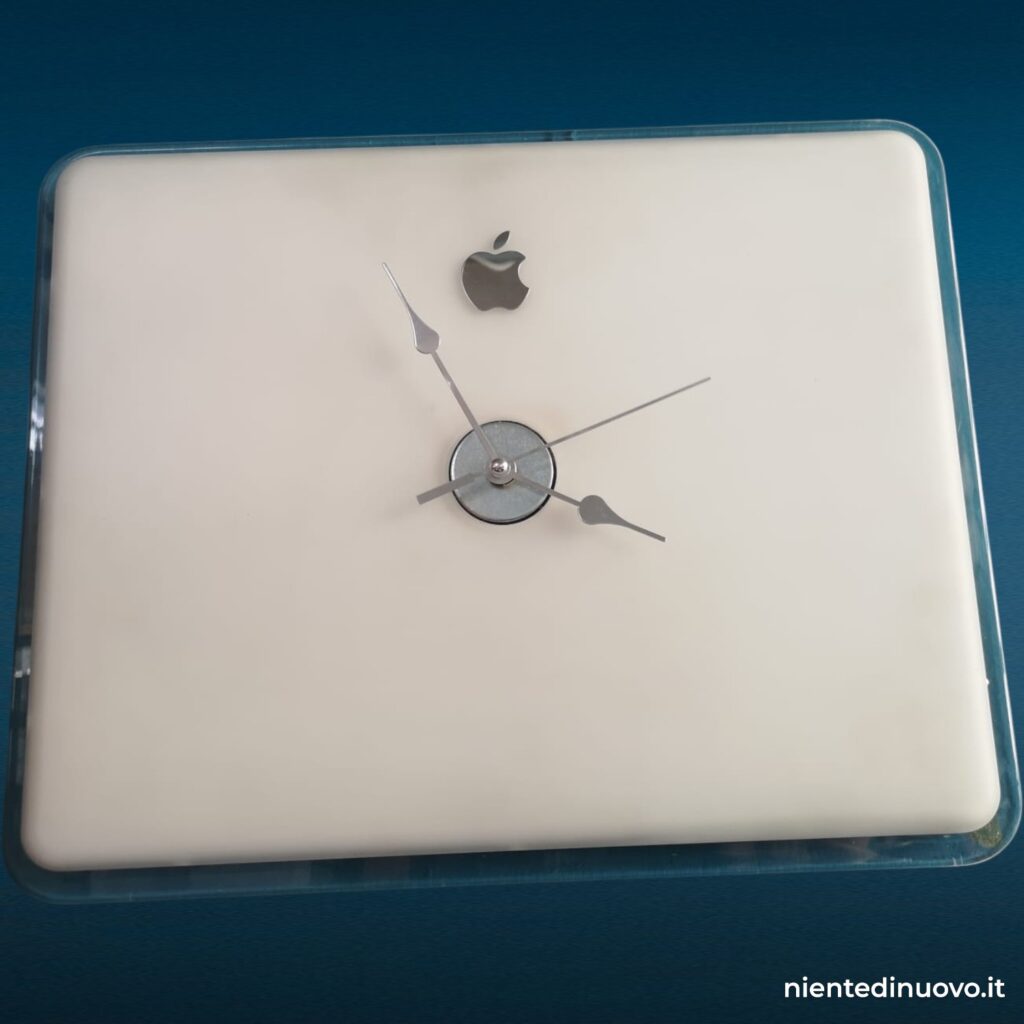 Orologio da muro ricavato da iMac G4