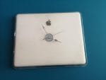 Orologio da muro Apple Watch artigianale con logo mela lucida su fondo bianco