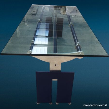Tavolo design in cristallo con struttura in acciaio e alluminio