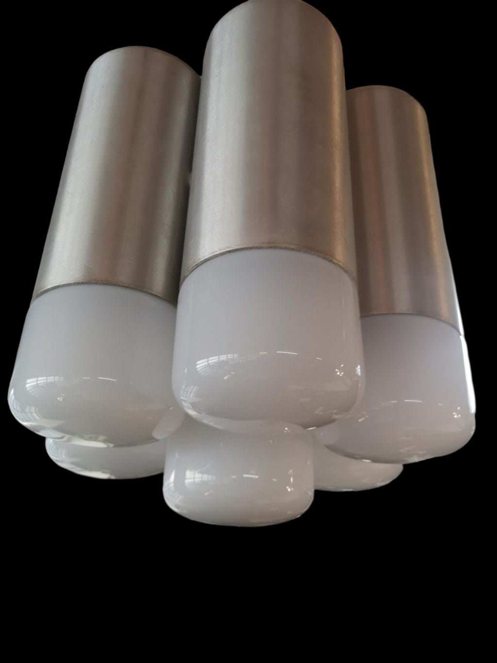 lampadario anni 60 a sospensione tubolare con diffusori in vetro opalino