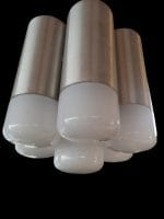 lampadario anni 60 a sospensione tubolare con diffusori in vetro opalino