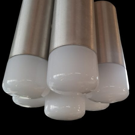 lampadario anni 60 a sospensione tubolare con diffusori in vetro opalino