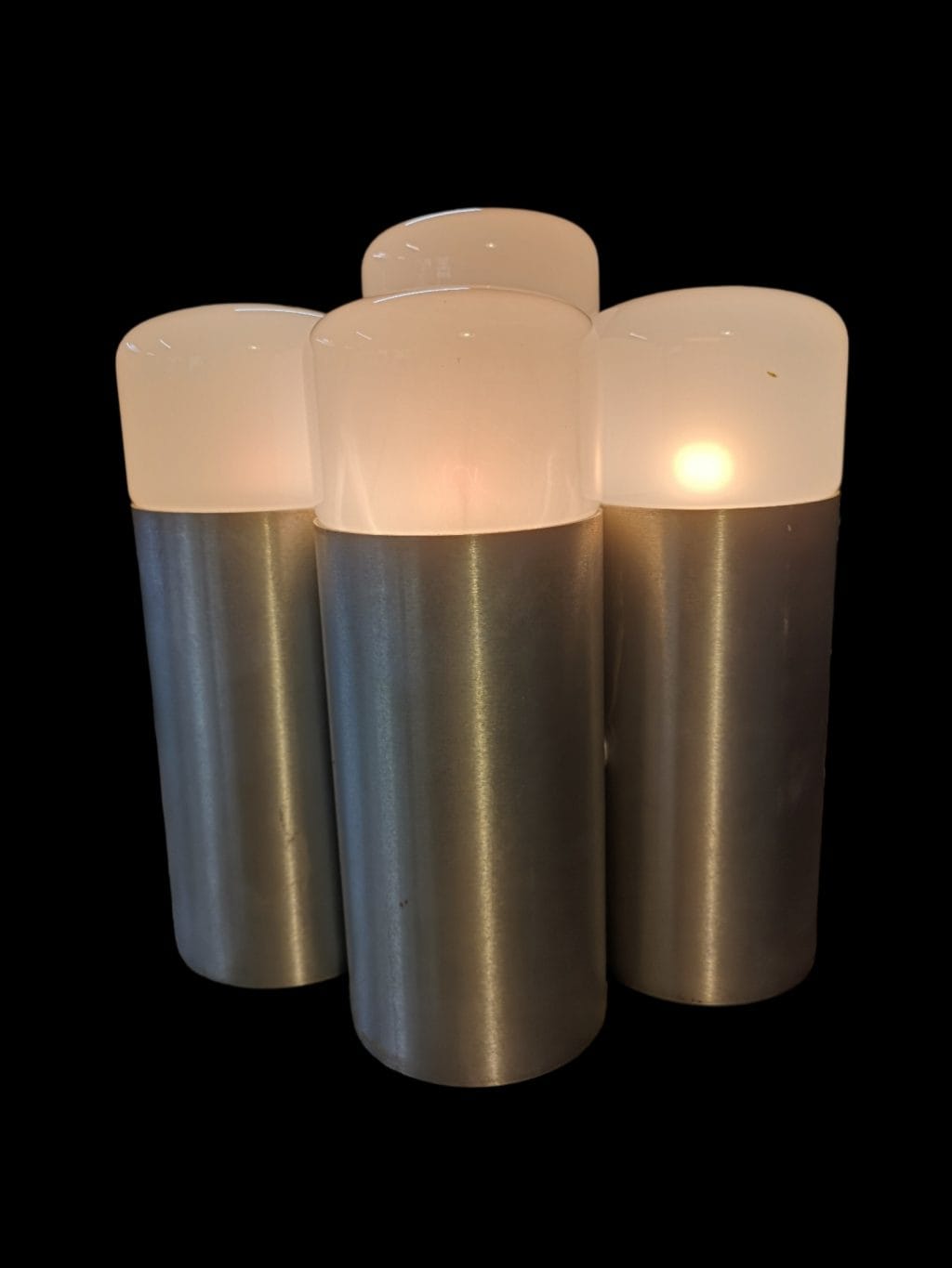 lampadario anni 60 a sospensione tubolare con diffusori in vetro opalino