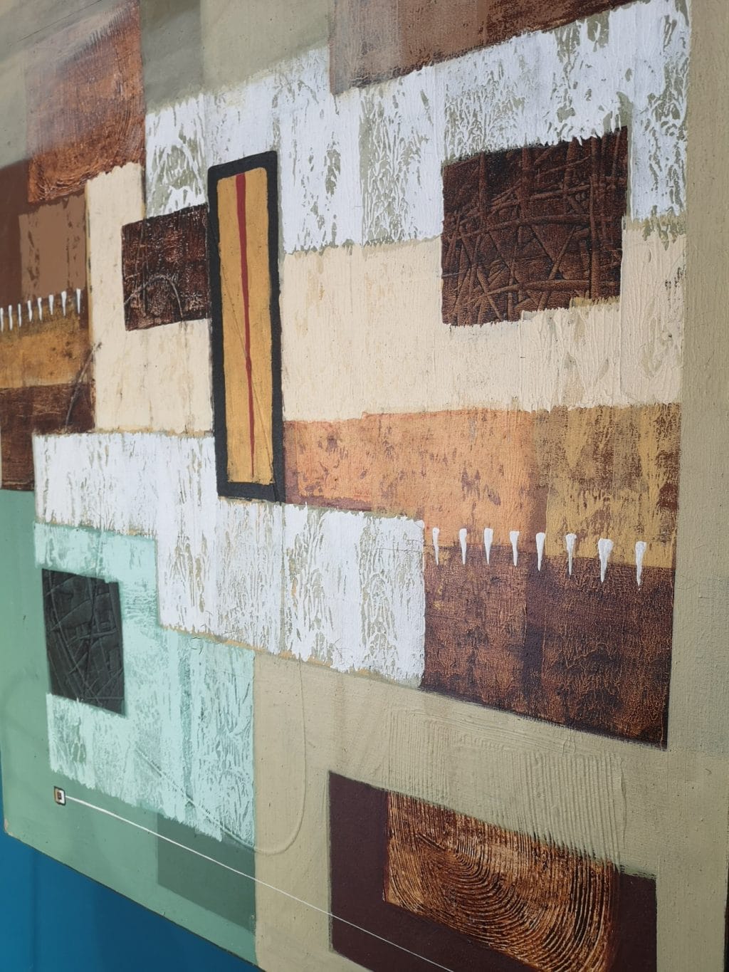 Pannello dipinto decorativo con decoro stilizzato su tela, ideale per ambienti moderni