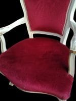 Poltroncina stile veneziano laccata con velluto rosso e braccioli