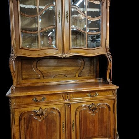 Credenza con alzata in massello impiallacciato noce con vetri molati