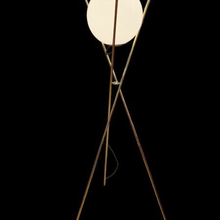 Lampada da terra design tripode in ottone con sfera in vetro di Murano