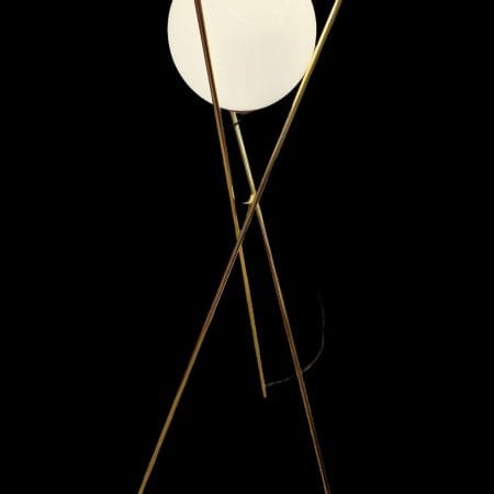 Lampada da terra design tripode in ottone con sfera in vetro di Murano