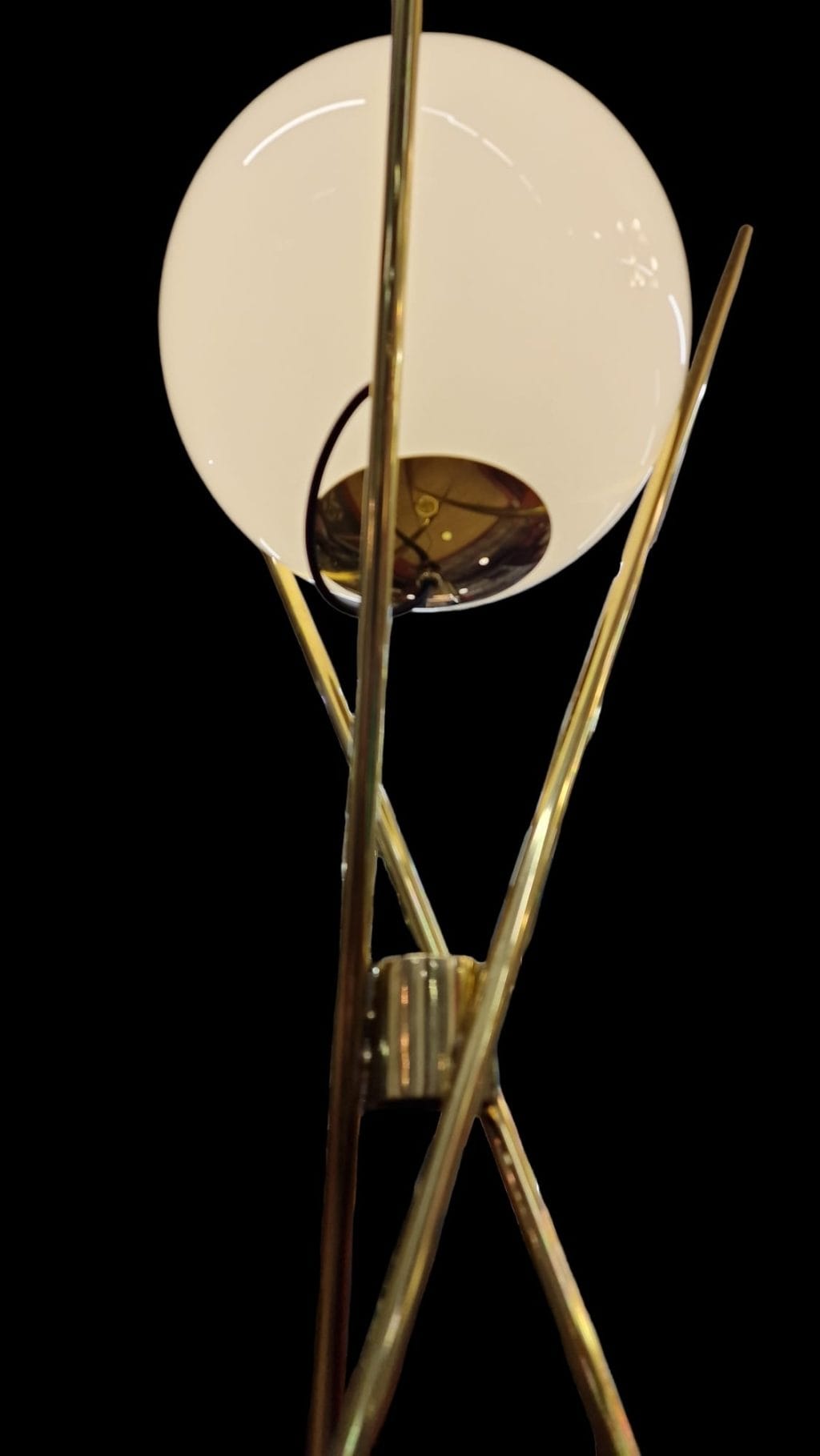 Lampada da terra design tripode in ottone con sfera in vetro di Murano