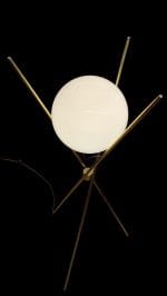 Lampada da terra design tripode in ottone con sfera in vetro di Murano