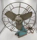 Vecchio ventilatore vintage Pezzoni anni '50 in metallo e bachelite