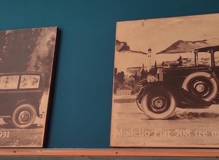 Serie di 5 pannelli in legno raffiguranti modelli storici di auto Fiat, dal 1899 al 1937.