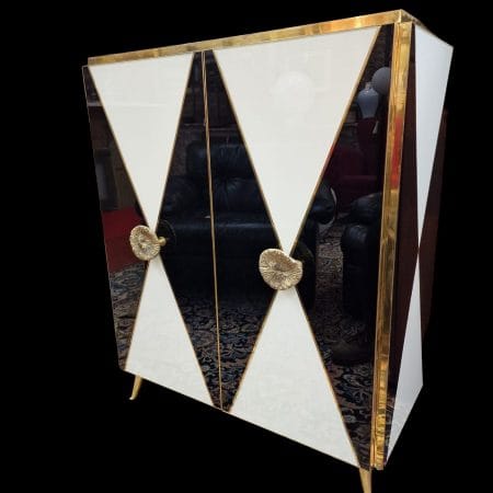 Mobile sideboard vintage con rivestimento in vetro, dettagli in ottone e maniglie in bronzo