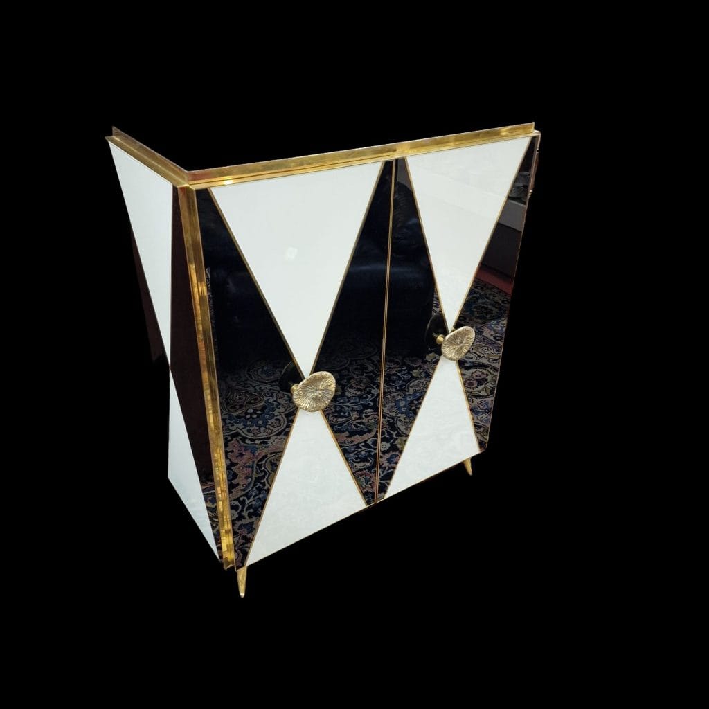 Mobile sideboard vintage con rivestimento in vetro, dettagli in ottone e maniglie in bronzo